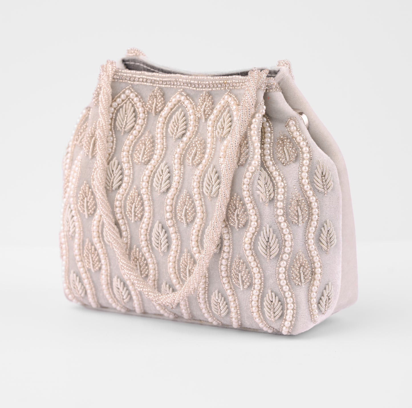 Handbag with intricate beadwork on a light gray background | Vogelle