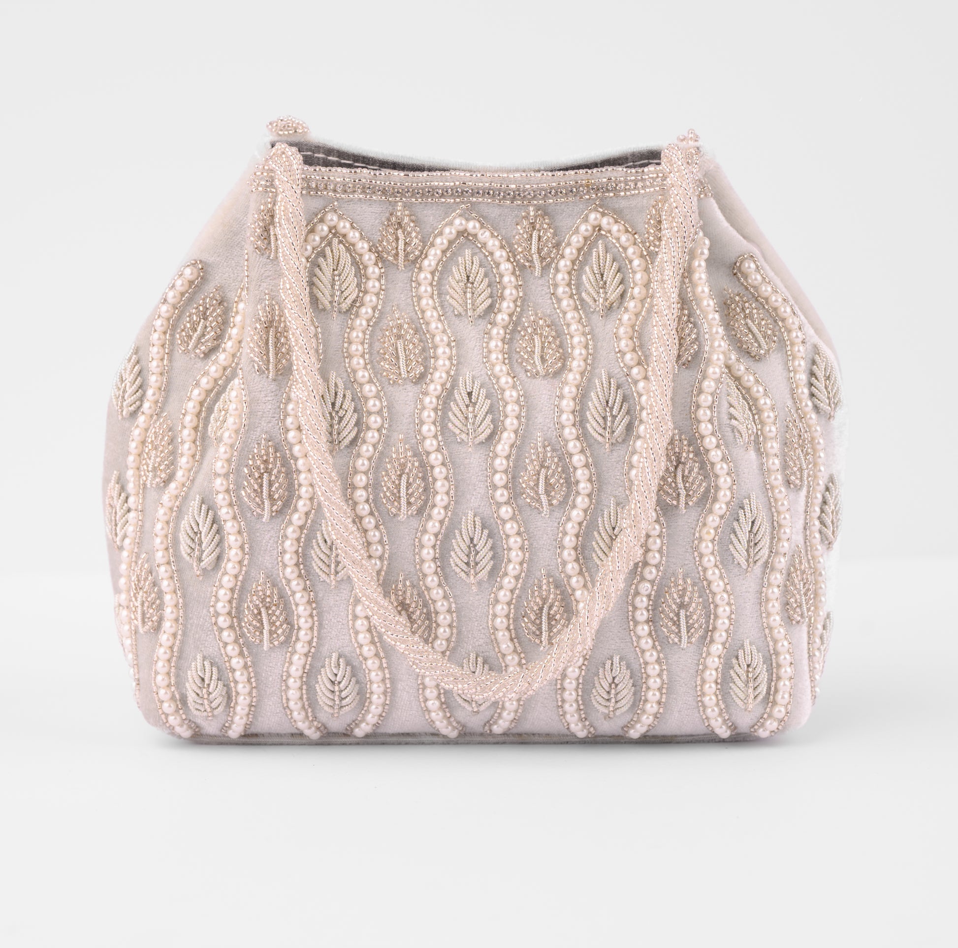 Handbag with intricate beadwork on a light gray background | Vogelle