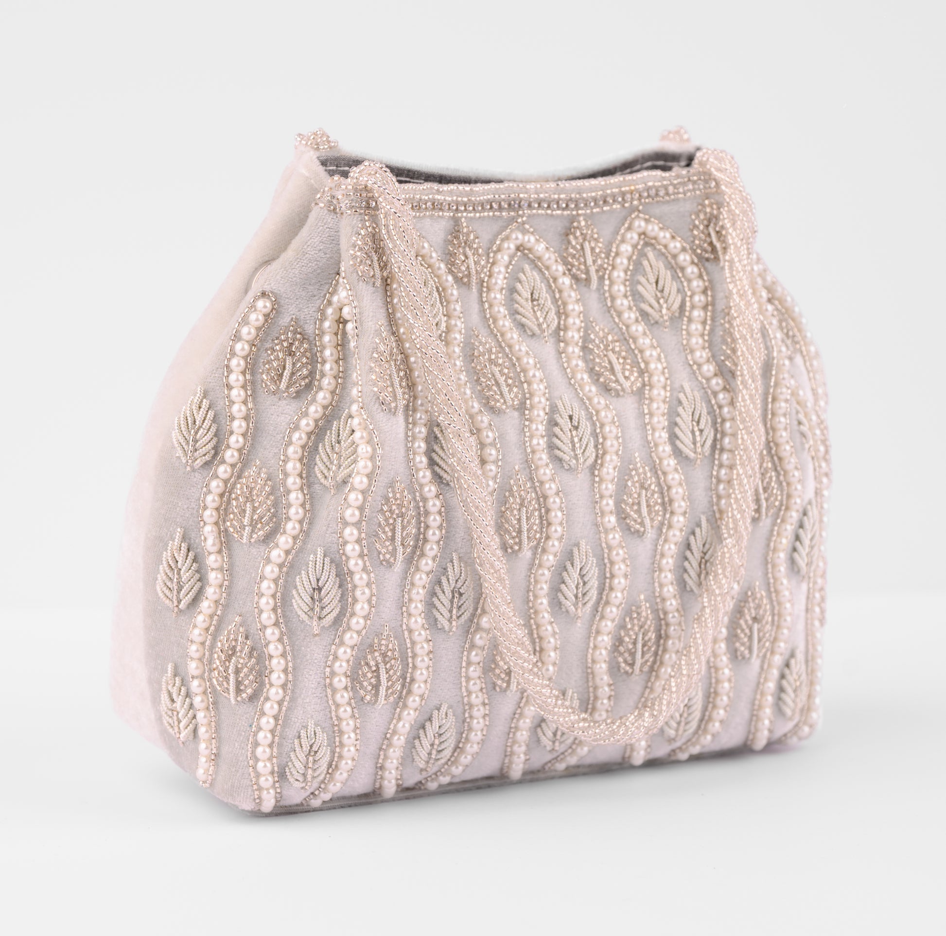 Handbag with intricate beadwork on a light gray background | Vogelle